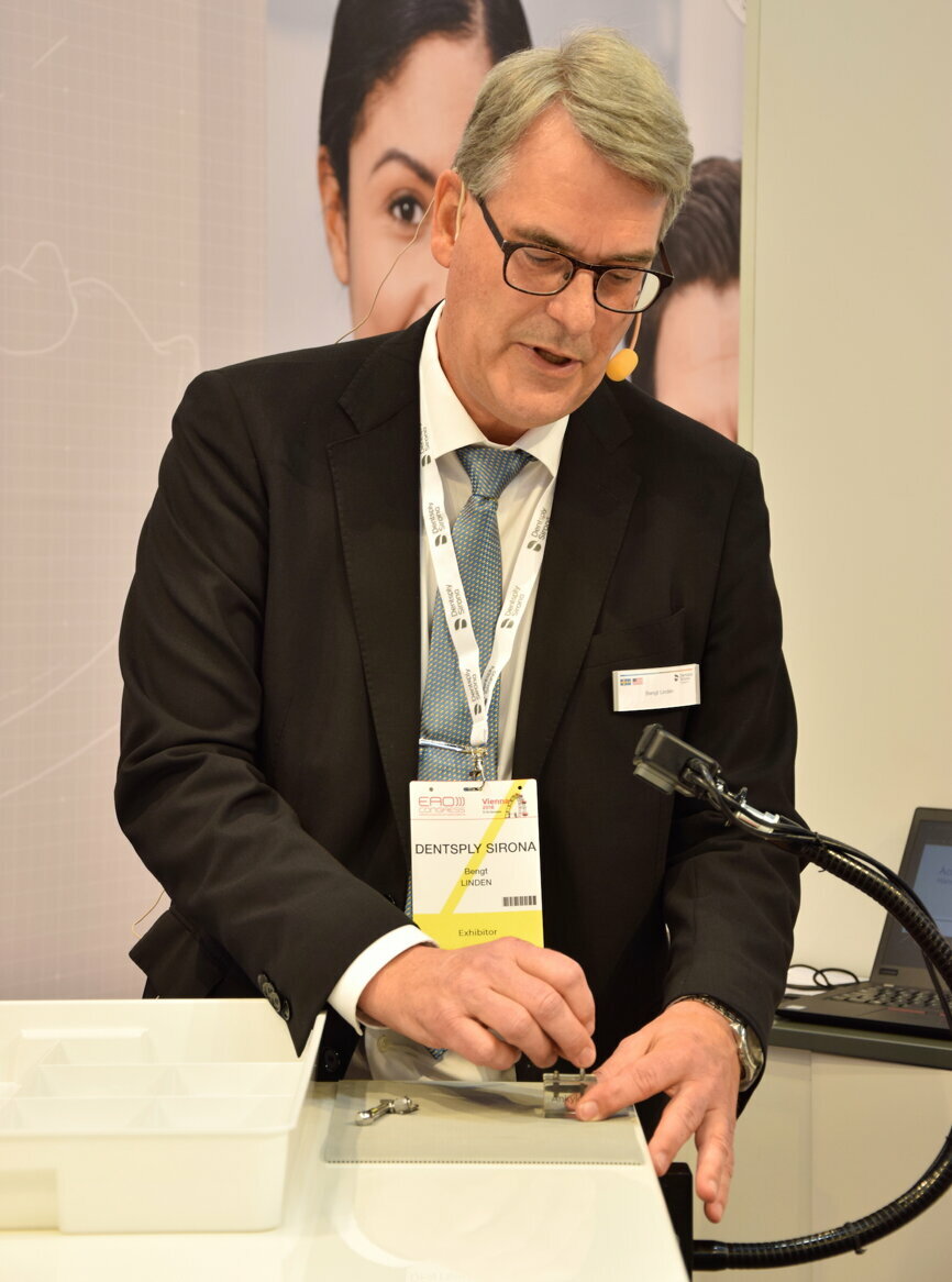 At a live demonstration at the Denstply Sirona booth at EAO Vienna, Senior Clinical Advisor Bengt Linden showcased Acuris – the conometric implant concept by Dentsply Sirona. (Photograph: Franziska Beier, DTI)