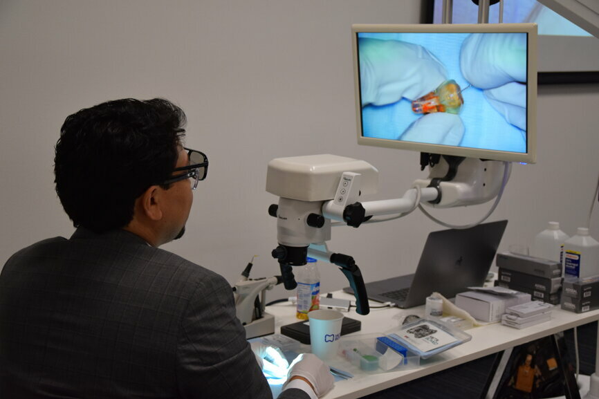 Dr Jenner Argueta holding a course on the management of complex clinical situations with the help of 3D magnification.