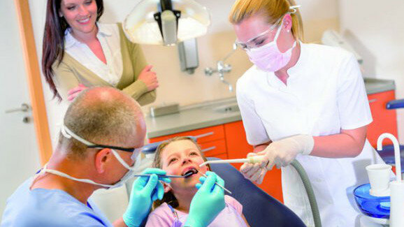 手套引起的接触性过敏：牙科中不断增长的问题