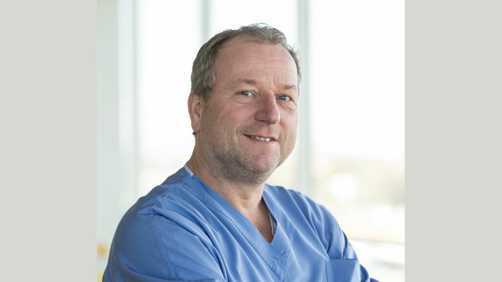 Opleider implantologie Johan Cossé: “Ik heb door de jaren heen geleerd om bescheiden te zijn”