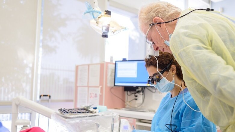Faculdade de Odontologia da UCLA recebe US$ 1,5 milhão para educação de base comunitária
