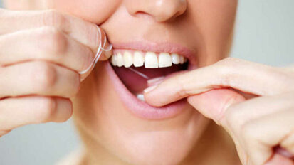 Najprej ščetkanje zob, potem nitkanje? Znanstvena študija je raziskala pravilen vrstni red
