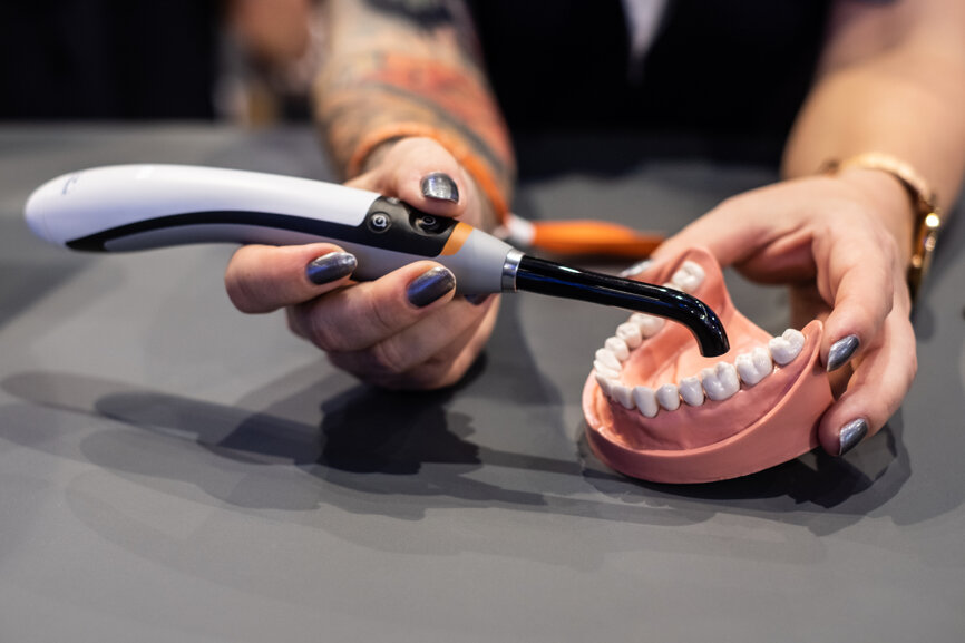 The new 3s PowerCure product system from Ivoclar Vivadent allows dental professionals to achieve aesthetic posterior restorations with high efficiency. (Photograph: Robert Strehler, DTI)