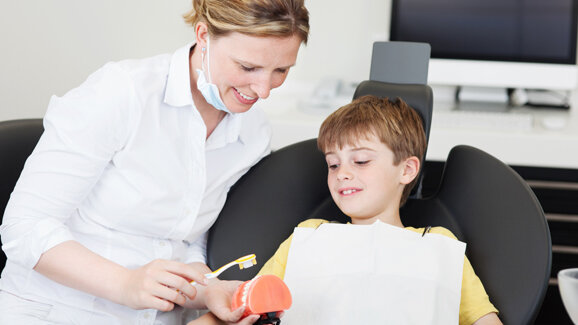Kinder brauchen altersgerechte Anleitung zur Zahnpflege