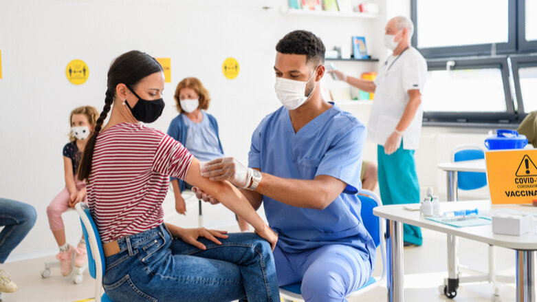 Dentista acusado de presionar a empleados a que se vacunen