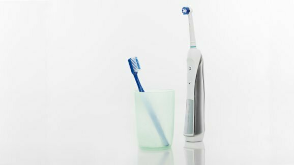 Escova de dentes elétrica supera escova manual em estudo de longo duração