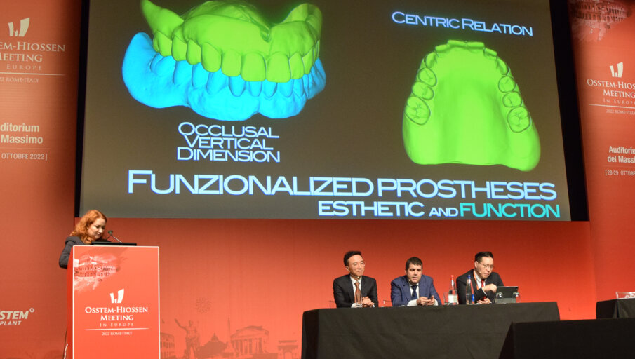 Drs David Chong, Marco Tallarico and Hyun-Jun Jung compare the nuances of different cases during the Round Table discussion on 28 October. (Image: Dental Tribune International)