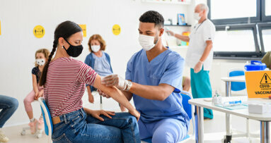 Medic dentist se confruntă cu acuzația de obligare a angajaților pentru a primi vaccinul COVID-19