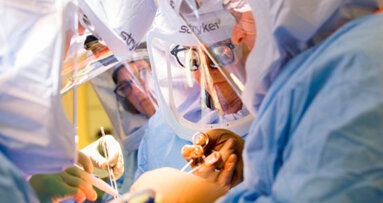 Brånemark pratica la prima operazione di osteointegrazione negli Usa su un paziente amputato