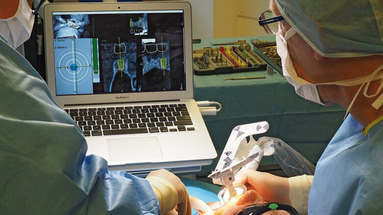 Dynamická navigace pro přesnou implantaci v případech kritické anatomie