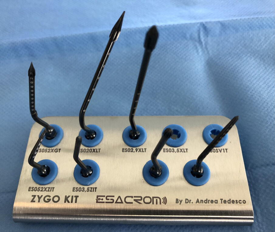 Fig. 1b - Kit di inserti dedicati  (ESACROM, Imola Italia) per la  completa preparazione con impianti  zigomatici.