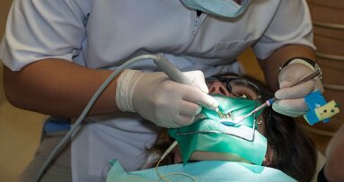 Проучване установи различни методи за дезинфекция при ендодонти и общопрактикуващи зъболекари