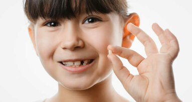 Większość dzieci pozytywnie postrzega utratę pierwszego zęba