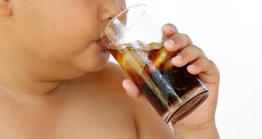 Słodzone napoje bezalkoholowe - kluczowe ogniwo między otyłością a zużyciem zębów
