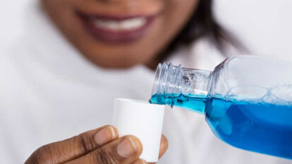 Studie zjišťuje omezenou účinnost chlorhexidinu u výkonů v dutině ústní