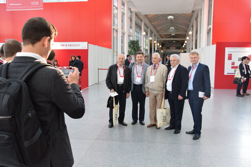 Making and sharing memories with colleagues and friends is an important part of every EAO congress! (Photograph: Monique Mehler, DTI)