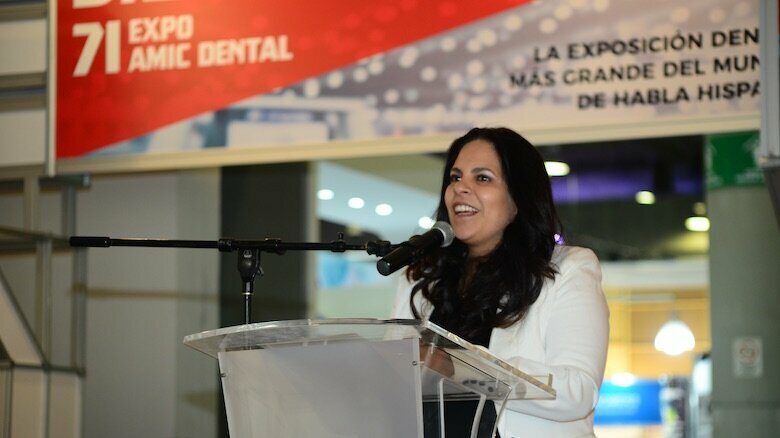 La Lic. Raquel Tirado, Presidente de AMIC Dental, durante su alocución.