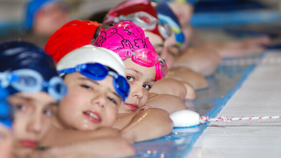 Competitive swimming increases risk of dental erosion