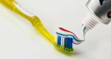 Kleurstof in tandpasta blijkt schadelijk voor gezondheid