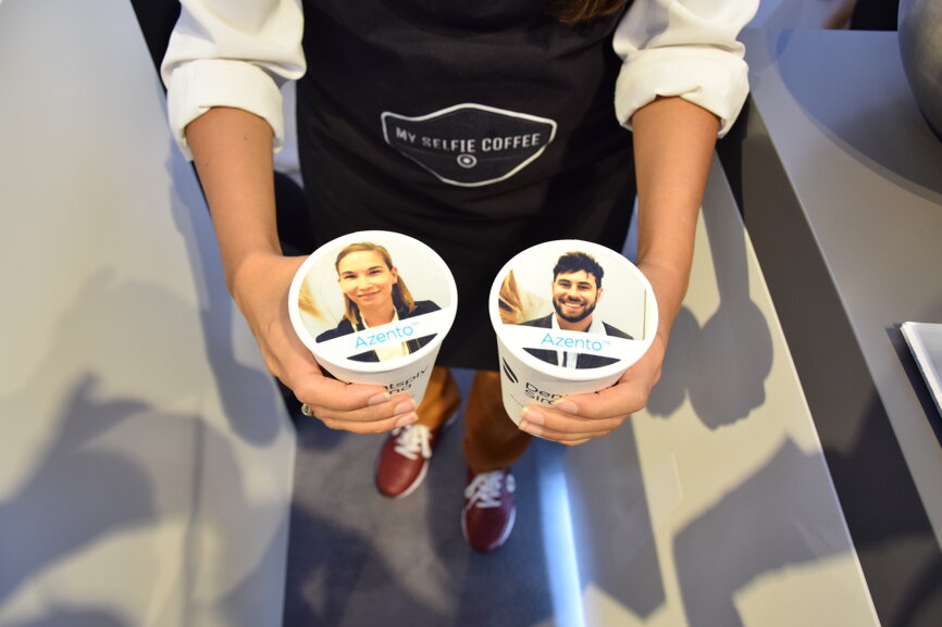 At the Dentsply Sirona hospitality suite, attendees can pick up a personalised iced coffee bearing their photograph. Naturally, the DTI editors did not miss it! (Photograph: DTI)