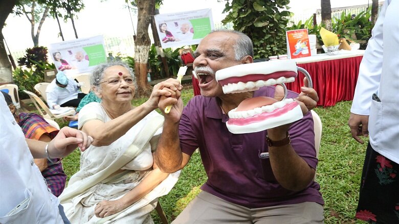 Elders receiving oral hygiene instruction. (Picture courtesy IDA)