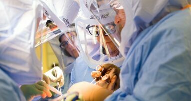 Brånemark faz primeira cirurgia de integração óssea em amputado nos EUA