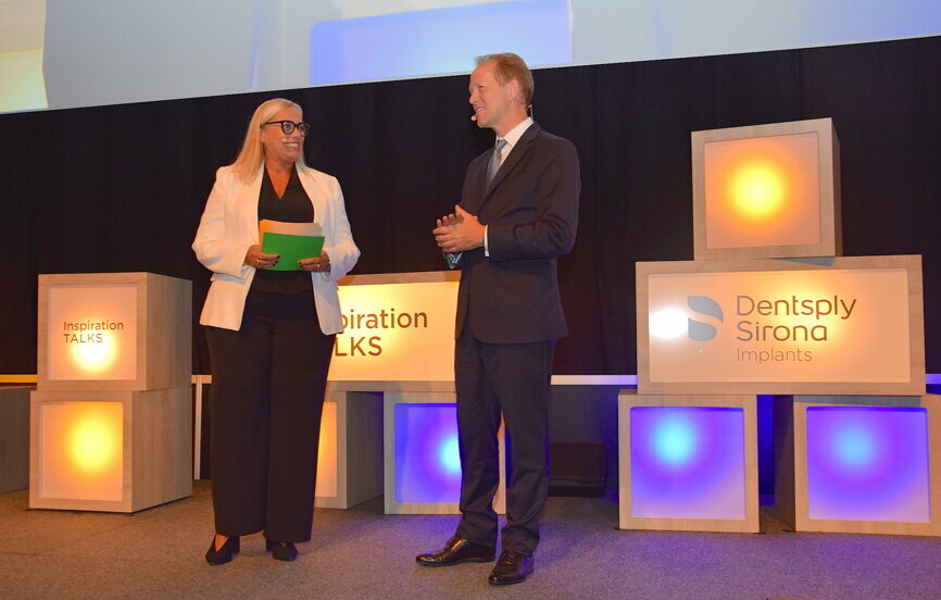Inspiration TALKS with Dentsply Sirona Implants – Corporate moderator Charlotte Almgren kicked off the two-hour long industry satellite session on 12 October and welcomed Simon Fraser, Group Vice President of Dentsply Sirona Implants, on stage. (Photograph: Monique Mehler, DTI)
