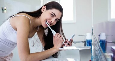 Gravar selfies escovando os dentes pode melhorar a saúde bucal