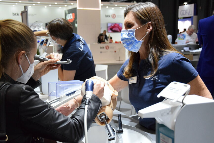 Product demonstration at the Dürr Dental booth. (Image: Dental Tribune International) 
