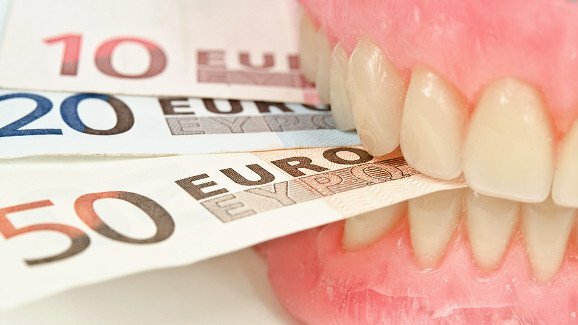 A Associação Odontológica Irlandesa solicita a reintrodução do tratamento gratuito