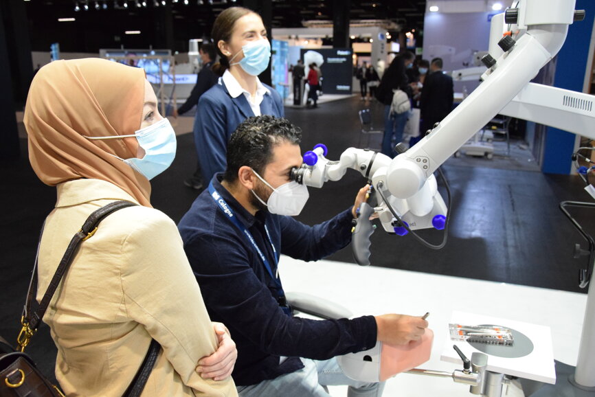 Product demonstration at the Zeiss booth. (Image: Dental Tribune International) 
