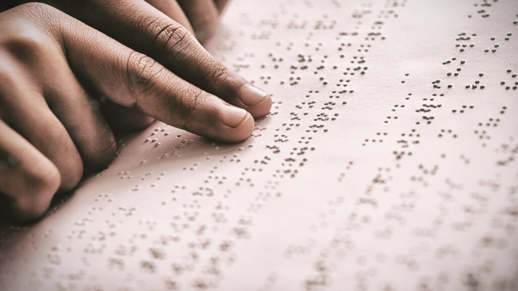 Primeiro livro em Braille de saúde bucal da Malásia entra no livro dos recordes