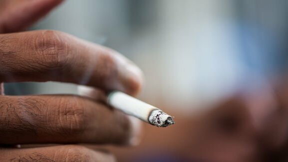 Plano de tratamento de implante deve ser adaptado para fumantes, sugere a pesquisa