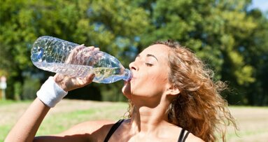 重复使用的塑料矿泉水瓶更容易滋生细菌