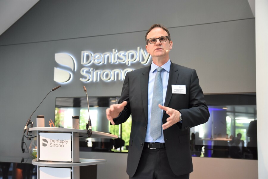 Michael Glemser (Director of the Dentsply Sirona Academy) welcomes guests to the reopening of the Dentsply Sirona Academy