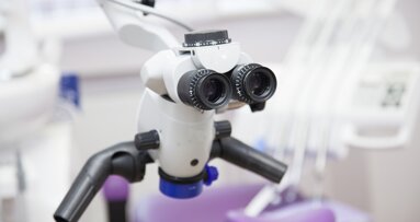 Abilità fino-motorie con l'uso della microscopia convenzionale e 3D in endodonzia: uno studio comparativo
