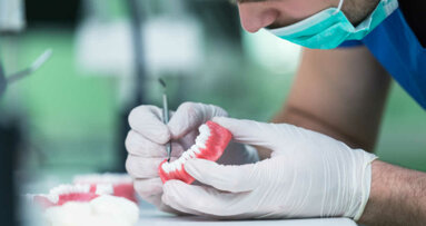 Fundação Oral Health lança novas diretrizes para adesivos para próteses dentárias