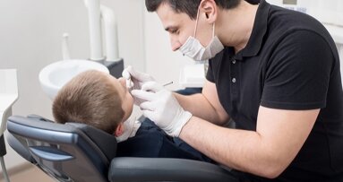 Nel tentativo di bloccare la carie, dentista canadese tinge di nero i denti da latte