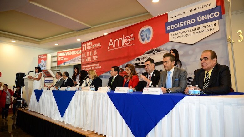 Las autoridades de la odontología mexicana en la inauguración de la 71 Expo AMIC Dental en Ciudad de México.