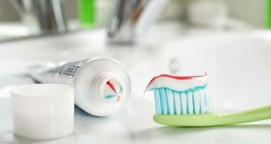 Dwutlenek tytanu w pastach do zębów i gumie do żucia może negatywnie wpływać na zdrowie ludzi