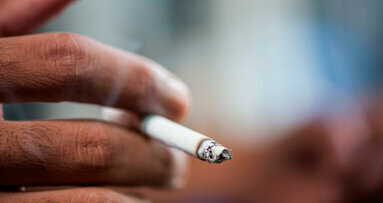 Il piano di trattamento implantare deve essere adattato ai fumatori, così suggerisce la ricerca