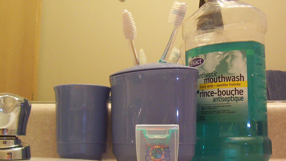 DT News US Should you brush or floss first?