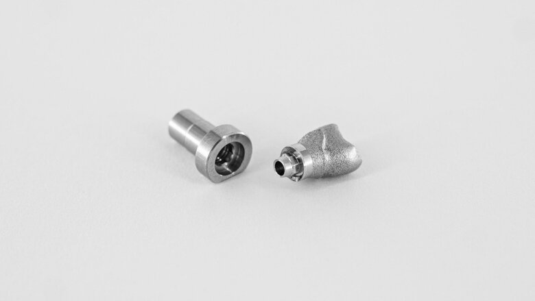 From left to right: Preform adaptor and an individually printed preform. (Image: TRUMPF)