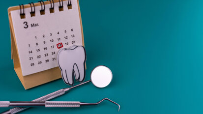 Pesquisadores japoneses investigam se os exames odontológicos no local de trabalho reduzem o absenteísmo no atendimento odontológico