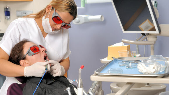 Espera-se que o mercado mundial de equipamento odontológico atinja US$ 7.6 bilhões