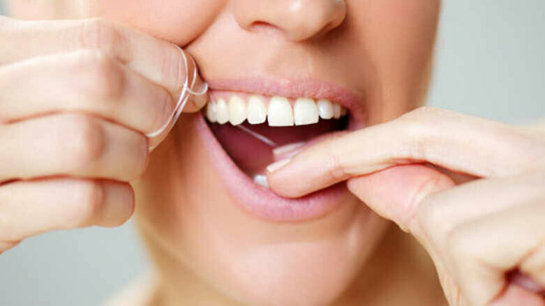 Prvo pranje zuba, pa zubni konac? Naučna studija je istraživala koji je pravilan redosled