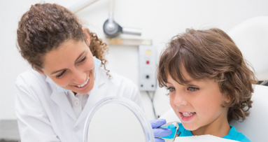 Versiegelung der Fissuren und Grübchen schützt Kinderzähne