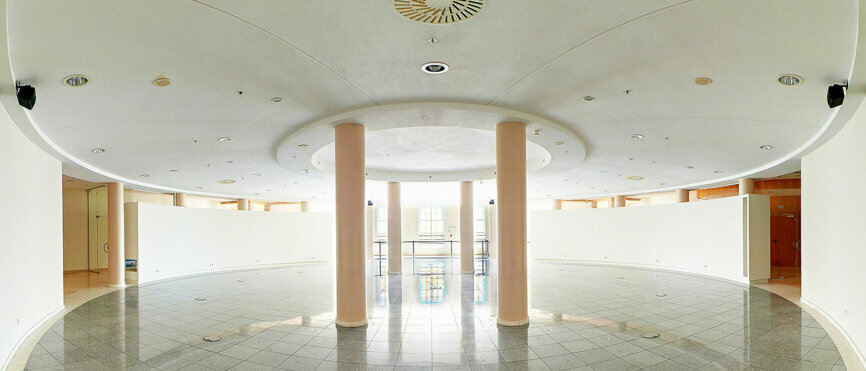 The first-floor peristyle offers an area of 260 m² ideal for exhibitions.