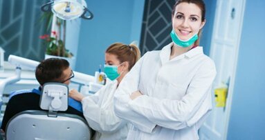 Dentistas em consultórios de pequenos grupos estão mais satisfeitos
