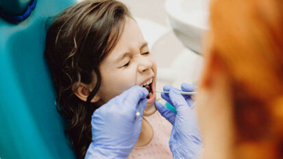 Žaloba tvrdí, že americký zubní lékař během ošetření zapálil ústa pacientky